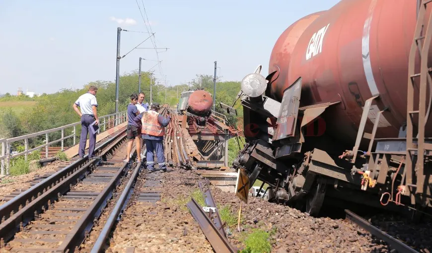 Raport preliminar privind trenul căzut de pe viaduct: Trenul nu a oprit la semnalul roşu şi intrat pe o linie fără şine