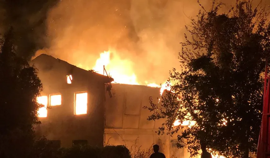 Incendiu violent în Cernavodă. Un ansamblu de locuinţe sociale a luat foc UPDATE