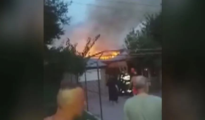 Incendiu puternic în Brăila. Trei case au fost curprinse de flăcări