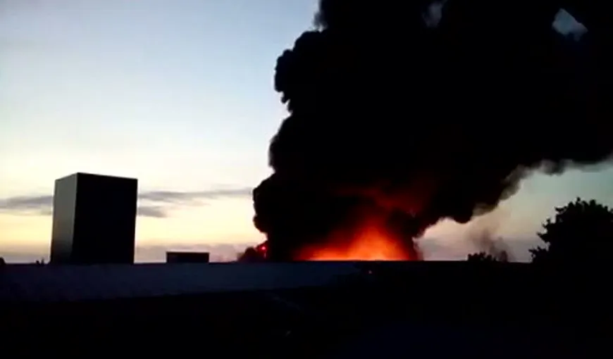 Incendiu puternic la o fabrică de mase plastice din Ialomiţa