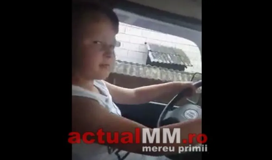 Copil de 12 ani, filmat în timp ce conducea maşina. Poliţia face anchetă