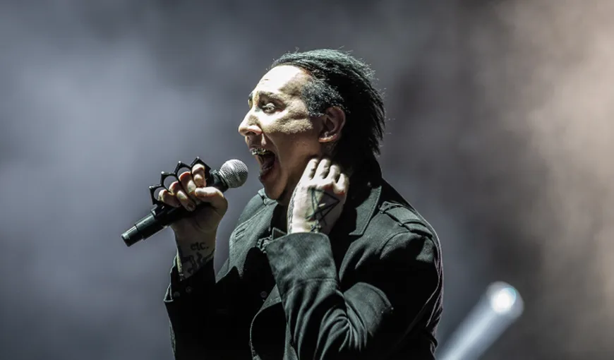 Marilyn Manson s-a prăbuşit pe scenă în timpul unui concert VIDEO
