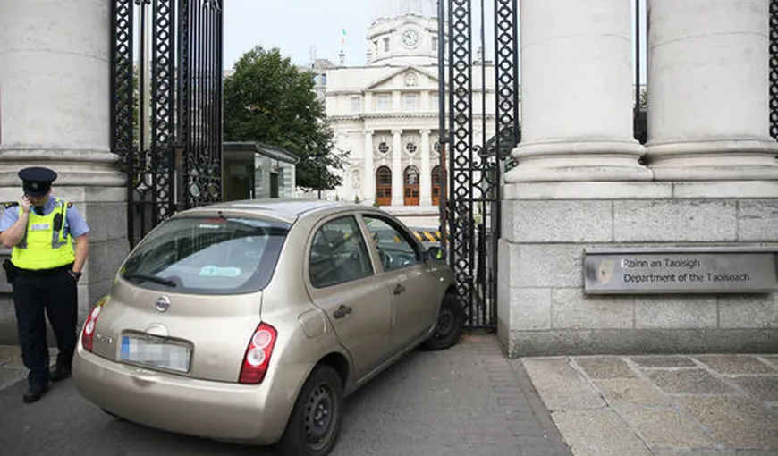 O femeie s-a proiectat cu maşina în clădirea Guvernului. Suspecta a fost arestată