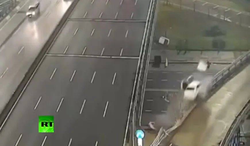 Maşina zburătoare: Un tânăr sare cu maşina de pe un pasaj rutier VIDEO
