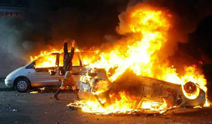 Poliţia caută tineri care au incendiat aproape 100 de maşini