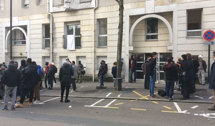 Sute de migranţi africani s-au instalat din nou în Franţa