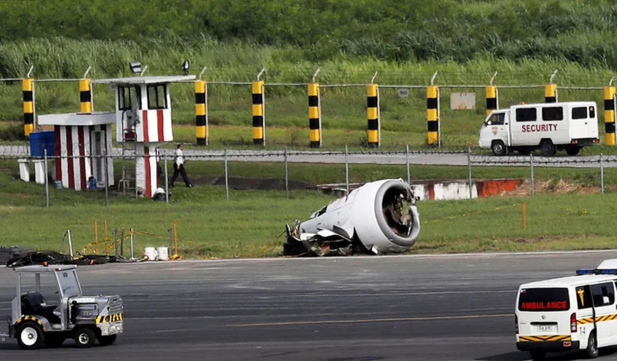Imagini de groază pe aeroport. Pasagerii au intrat în panică după ce avionul în care se aflau şi-a pierdut un motor VIDEO