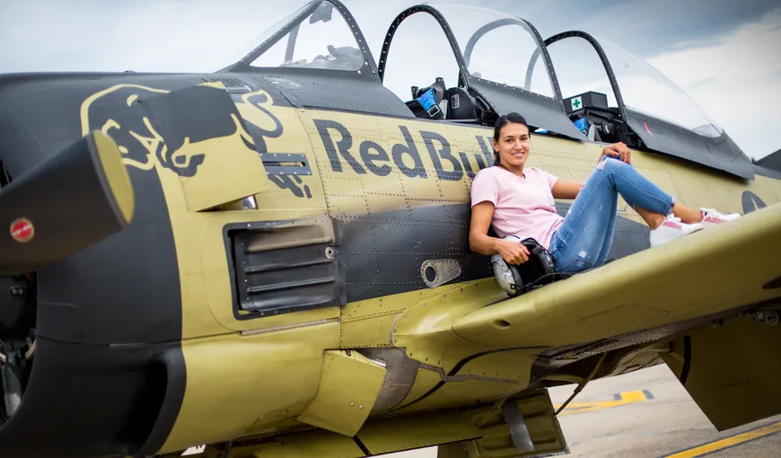 Cristina Neagu, copilot pe o aeronavă din Al Doilea Război Mondial. Imagini cu campioana la înălţime VIDEO