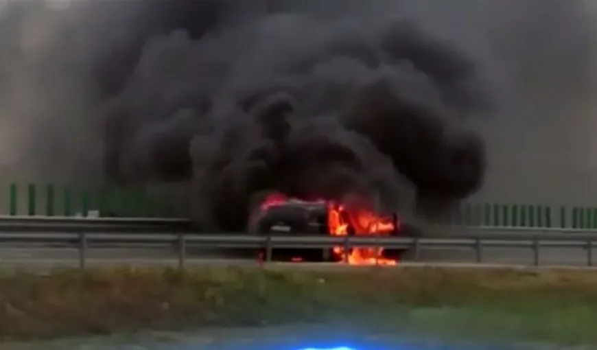 Maşină în flăcări pe Autostrada Soarelui. Circulaţia rutieră a fost întreruptă VIDEO