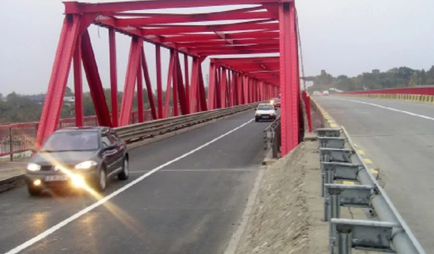Podul metalic de la Mărăcineni, închis din aprilie pentru reparaţii, ar putea fi redeschis mai devreme