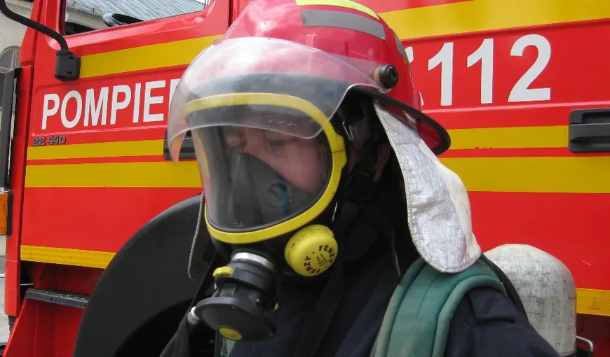 Pompierii intervin cu câte 5 autospeciale la două incendii în sectoarele 5 şi 2 din Bucureşti