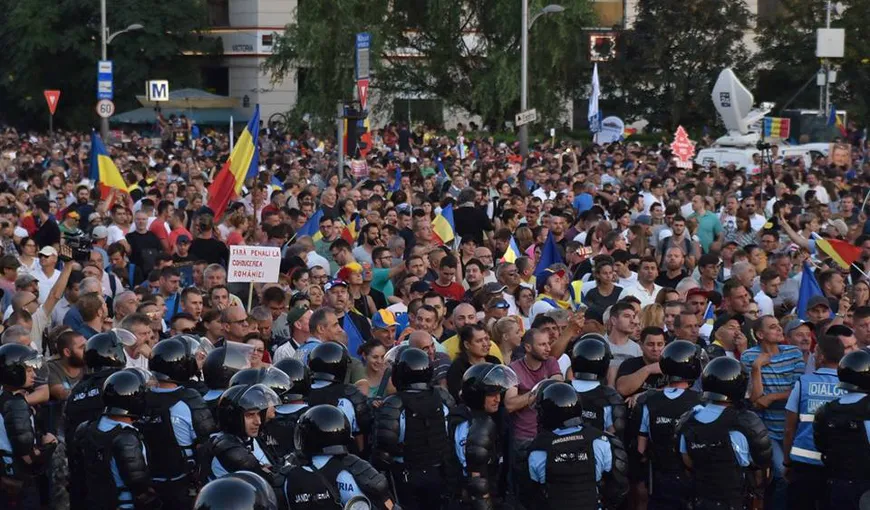 Peste 2000 de oameni au protestat în Piaţa Victoriei. Un participant la miting a fost reţinut de jandarmi