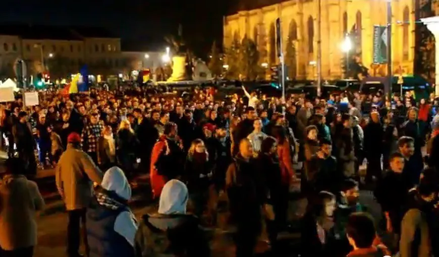 Proteste la Cluj cu mâinile ridicate împotriva abuzurilor Jandarmeriei din Bucureşti