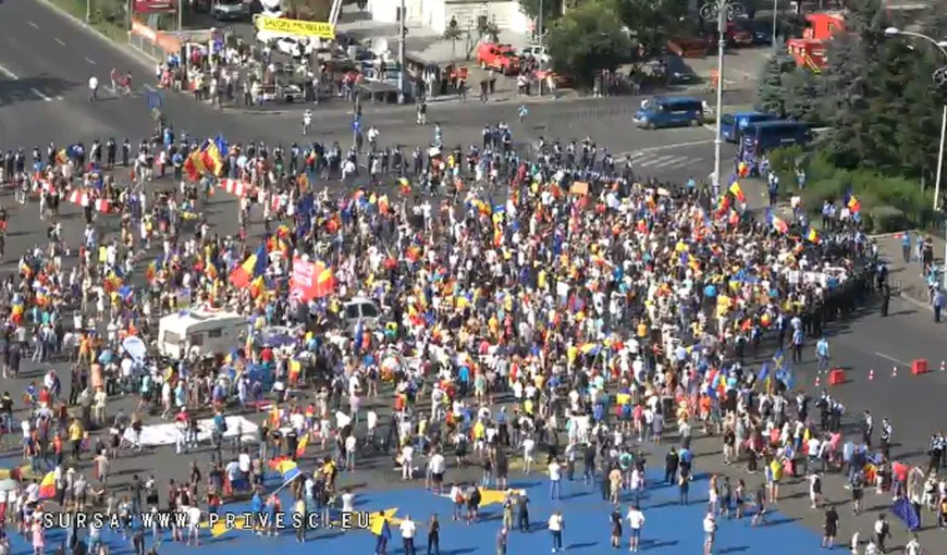 Sute de persoane s-au adunat în Piaţa Victoriei, la o lună de la violenţele de la mitingul Diasporei