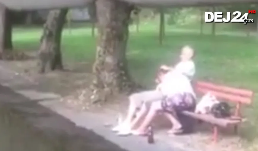 S-au răcorit cu o partidă de amor în parc. Imagini XXX filmate lângă un loc de joacă pentru copii VIDEO