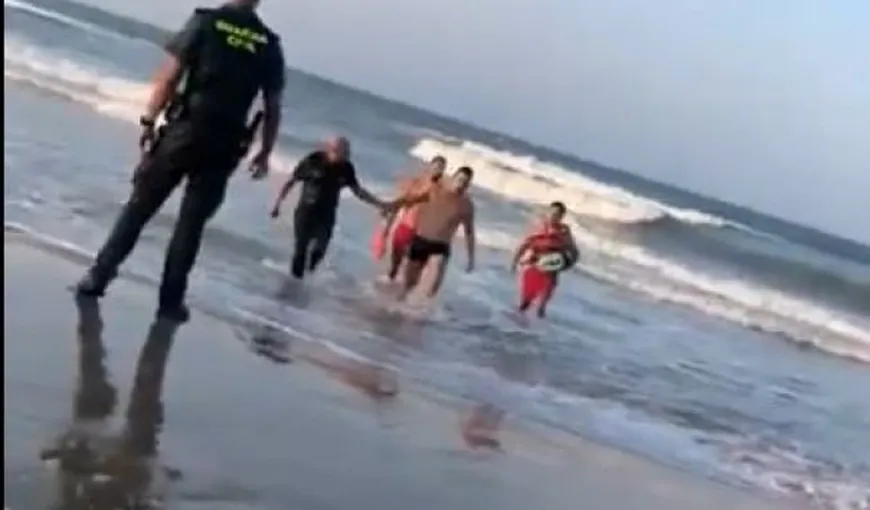 În Spania, cei care ignora avertismentele salvamarilor sunt scoşi din apă de poliţie. Ar trebui să se facă aşa şi la noi? VIDEO