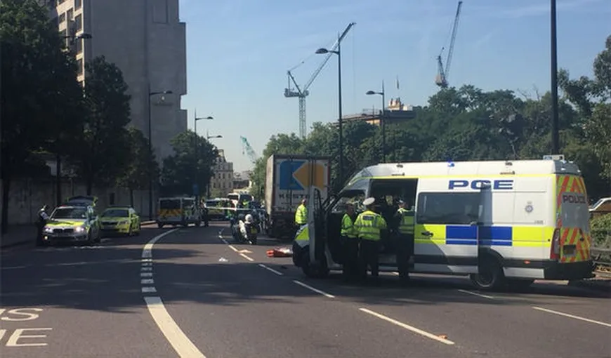 Poliţie şi ambulanţe, de urgenţă la Buckingham: Un bărbat a fost ucis în faţa palatului reginei