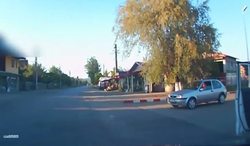 Clipe de groază pentru un şofer din Dâmboviţa. A fost la un pas de accident după ce a fost şicanat în trafic de un fost poliţist VIDEO