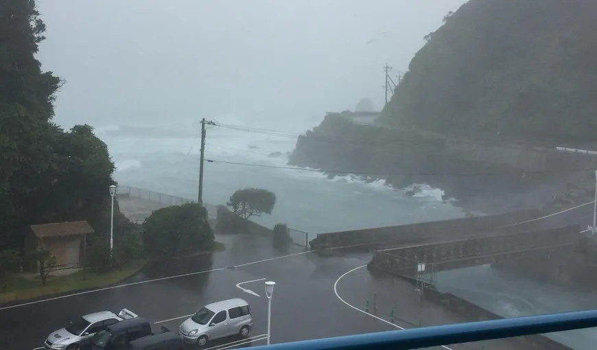 Japonia, ameninţată de un taifun puternic. Vânt de 180 km pe oră şi valuri de 10 metri