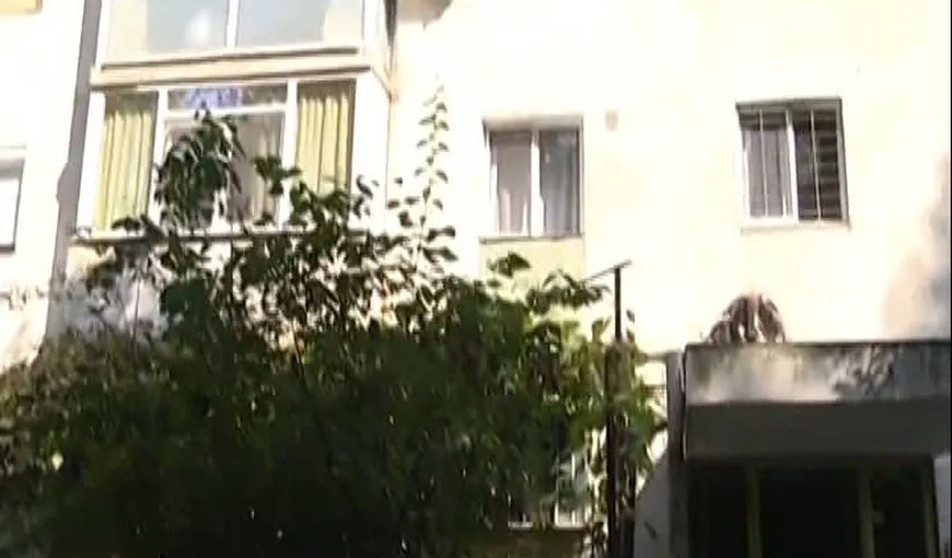 Scene cutremurătoare într-un apartament din Capitală. Două persoane au fost înjunghiate, iar atacatorul s-ar fi automutilat