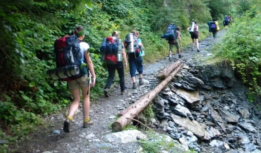 Opt turişti surprinşi de o furtună pe un traseu din Masivul Bucegi, recuperaţi de salvamontişti