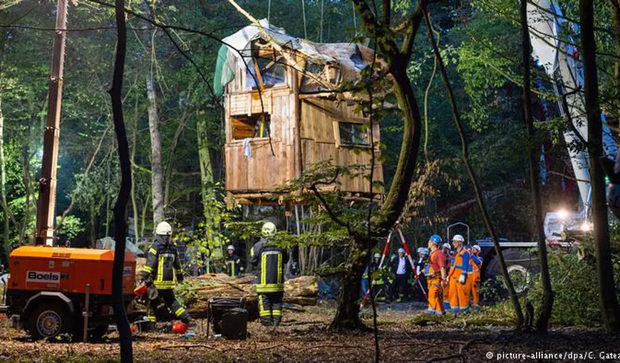Nouă răniţi după evacuarea unor ecologişti din Pădurea Hambach din Germania
