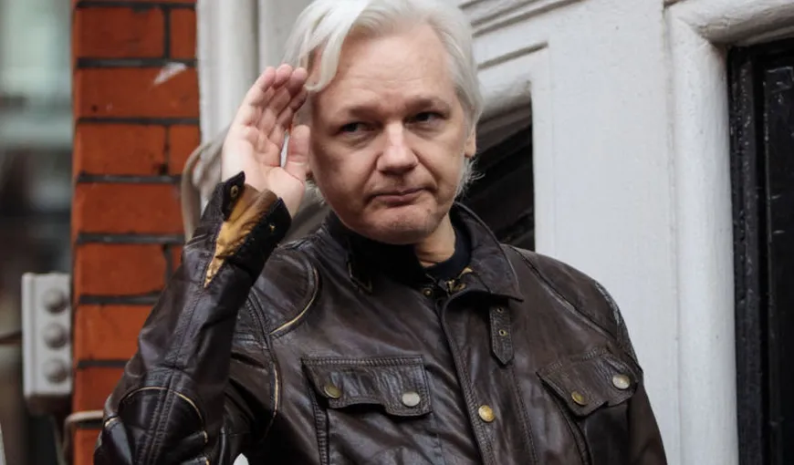 Julian Assange renunţă la conducerea WikiLeaks
