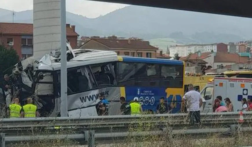 Accident grav în care a fost implicat un autobuz plin cu călători. Sunt cel puţin şase morţi şi 25 de răniţi