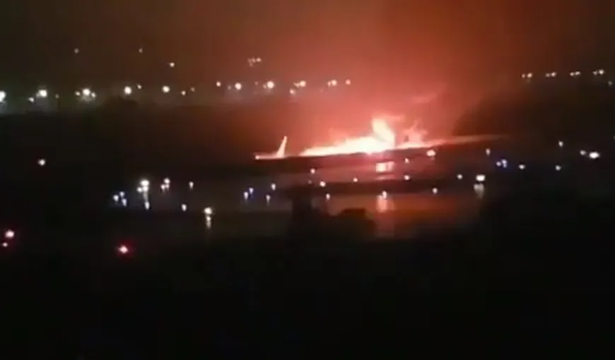 ACCIDENT AVIATIC în Rusia: Un Boeing 737 cu 172 de persoane la bord a ratat aterizarea şi a luat foc