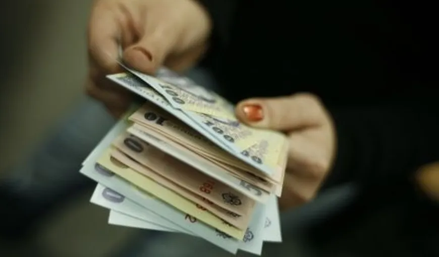 Câţi bani vor primi în mână românii după creşterea salariului minim. Calculator salariu