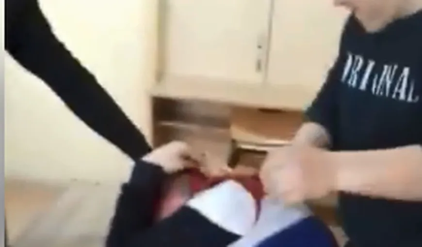 Imagini şocante într-un liceu din Giurgiu. Un elev a fost bătut şi umilit de colegi VIDEO