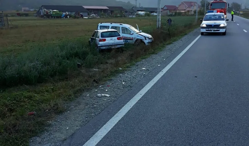 Accident grav. O ambulanţă cu patru pacienţi, lovită în plin de un autoturism