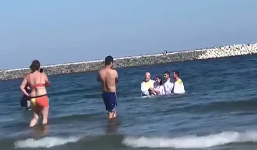 Tânără botezată de preoţi în apele Mării Negre