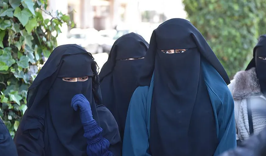 Scene halucinante, bătaie pe stradă între cinci femei în burqa. Pentru a lovi mai bine şi-au aruncat copiii din braţe VIDEO