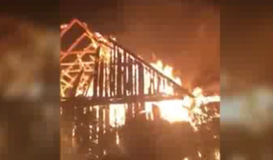 Casă mistuită de flăcări în Suceava. 5 autospeciale de pompieri au intervenit la faţa locului VIDEO