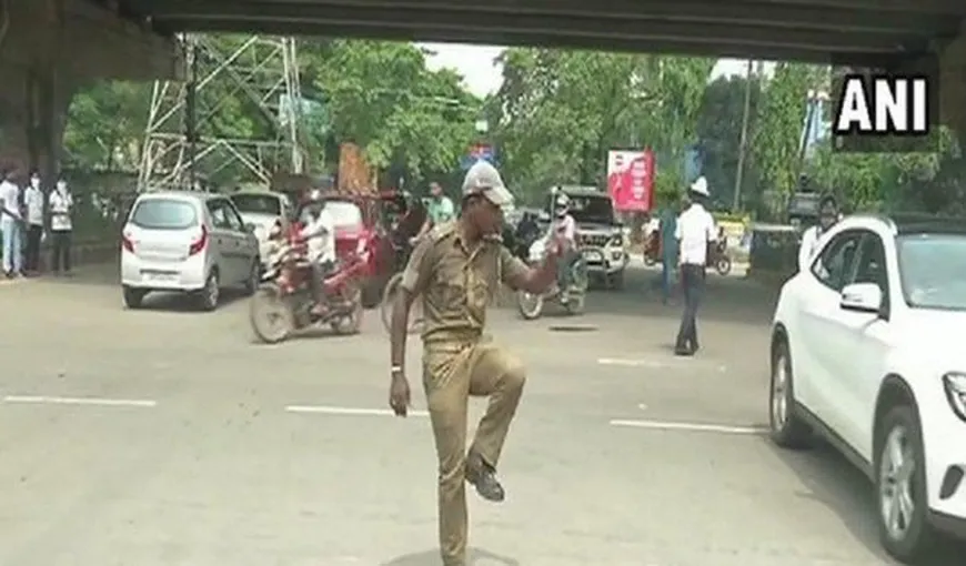 Un poliţist dirijează circulaţia cu mişcări de dans. Cât de hazliu este acest om al legii VIDEO