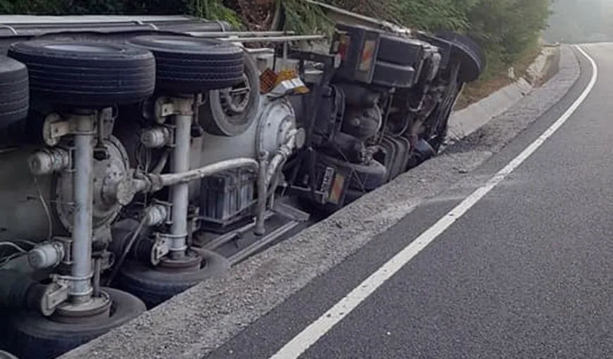Accident mortal în Maramureş. Un şofer a adormit la volan şi s-a răsturnat cu cisterna în şanţ