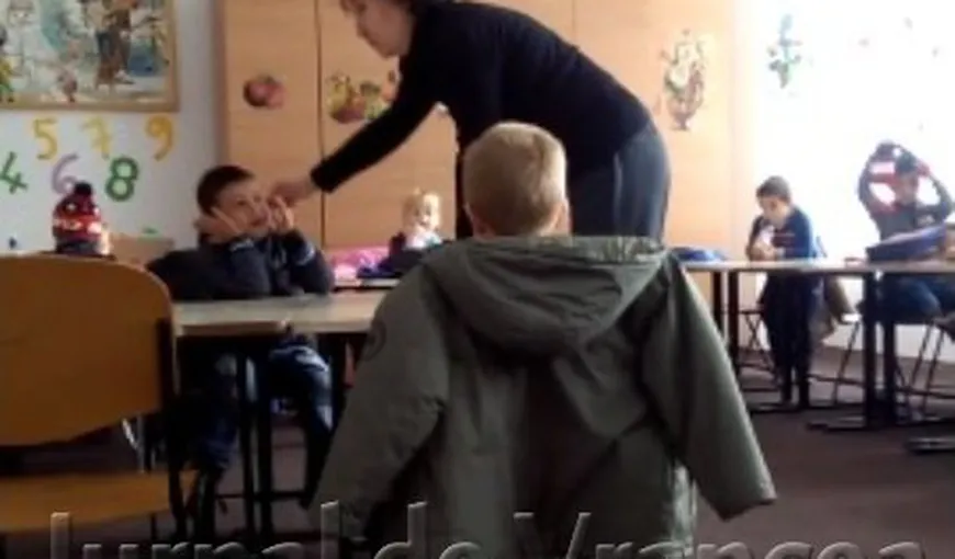 Educatoarea din Vrîncioaia, surprinsă în timp ce bătea copiii la clasă, nu se mai poate întoarce la catedră