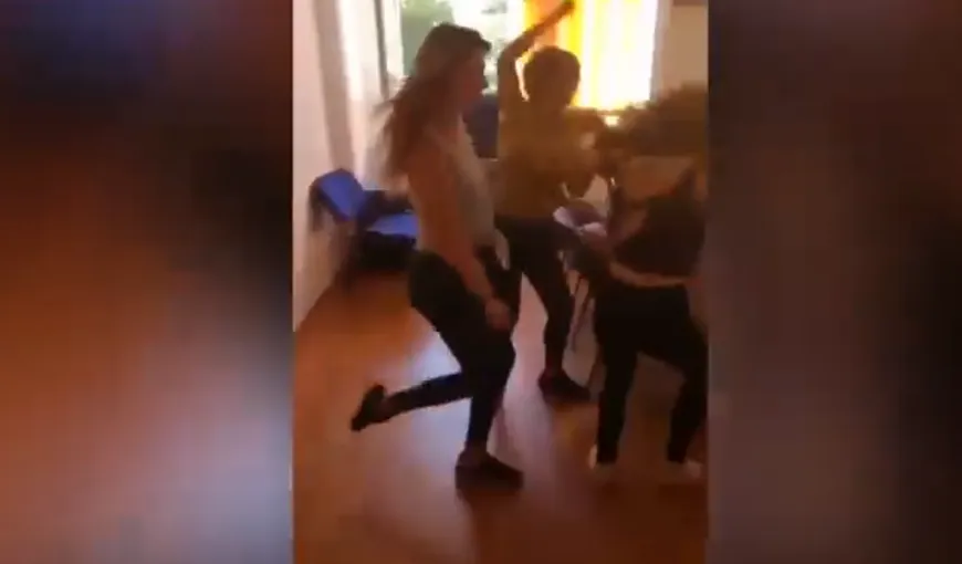 Bătaie într-un liceu din Bacău. Trei eleve s-au păruit din cauza unui băiat VIDEO