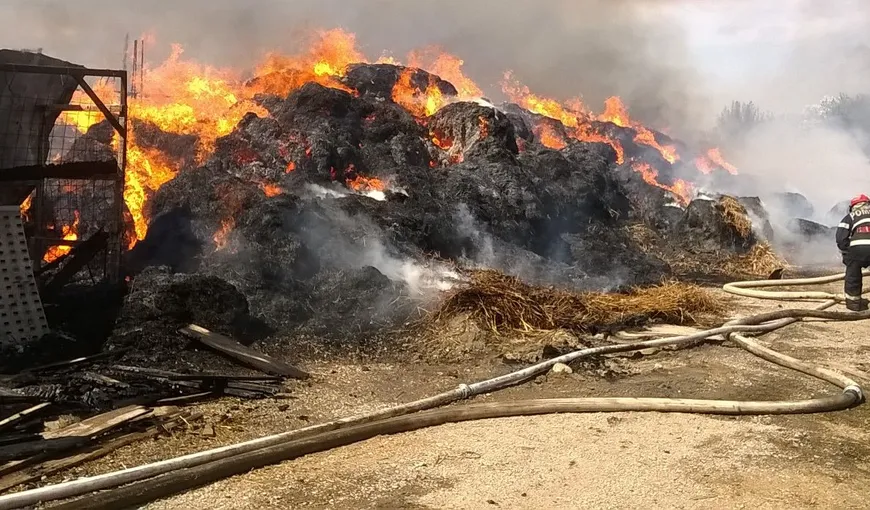 Un incendiu la un depozit de furaje din Botoşani, stins de pompieri după 36 de ore de intervenţie