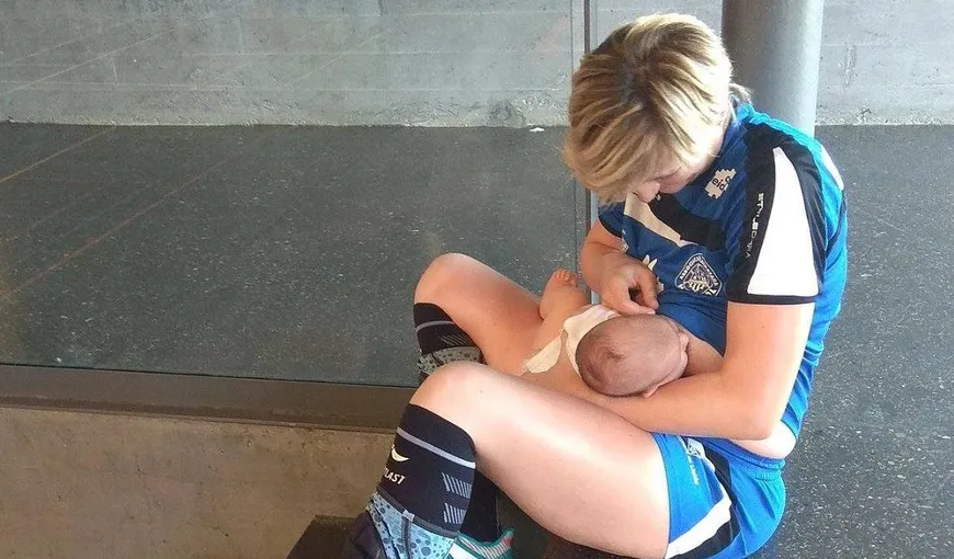 O handbalistă româncă şi-a alăptat bebeluşul în pauza unui meci! Imaginea a devenit virală