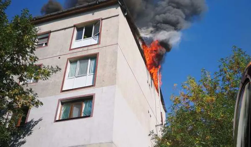 Incendiu la acoperişul unui bloc din centrul Focşaniului. Pompierii intervin cu patru autospeciale. Nu s-au înregistrat victime