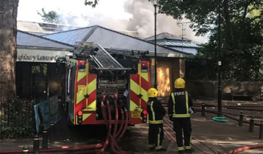 Incendiu în Londra. Zeci de pompieri au intervenit pentru a stinge focul