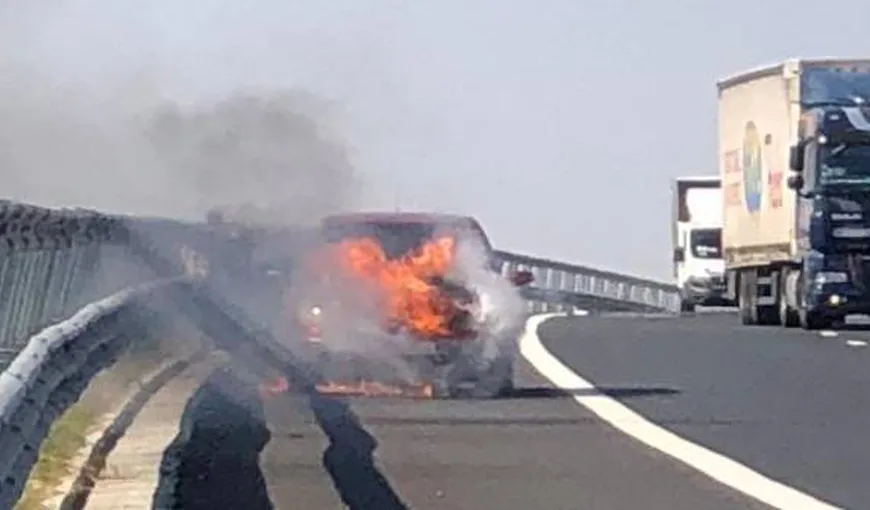 Maşină în flăcări pe autostrada Timişoara-Lugoj