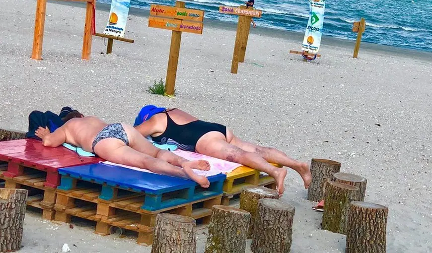 Două persoane au făcut plajă pe masa de pictură şi olărit de pe plaja terapeutică din Mamaia