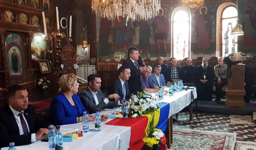 Politicienii din Prahova, la şedinţă pentru organizarea referendumului, în biserică