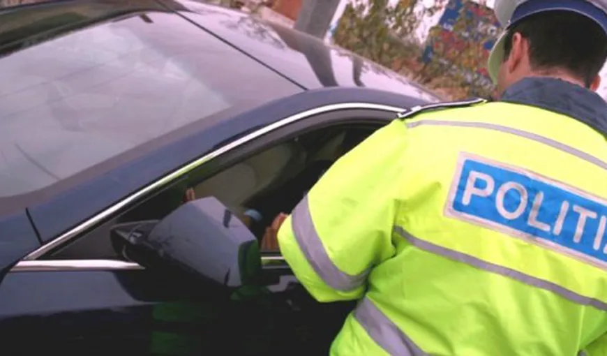 Poliţist de la Rutieră, prins în timp ce lua MITĂ de la un şofer cu permisul suspendat