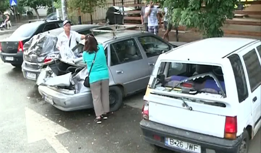 Accident în Capitală: un TIR a lovit şapte maşini parcate