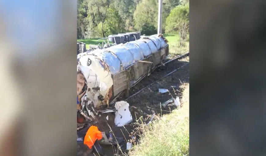 Trafic feroviar oprit în Suceava din cauza unui camion răsturnat pe calea ferată