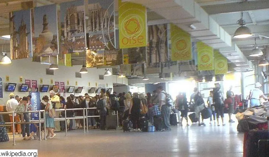 Zeci de români, blocaţi mai bine de 24 de ore pe un aeroport din Paris